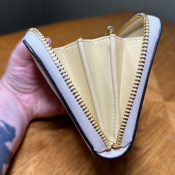 *LIKE NEW* COACH Embossed Horse & Carriage Long Zip-Around Wallet - Picture 13 of 16